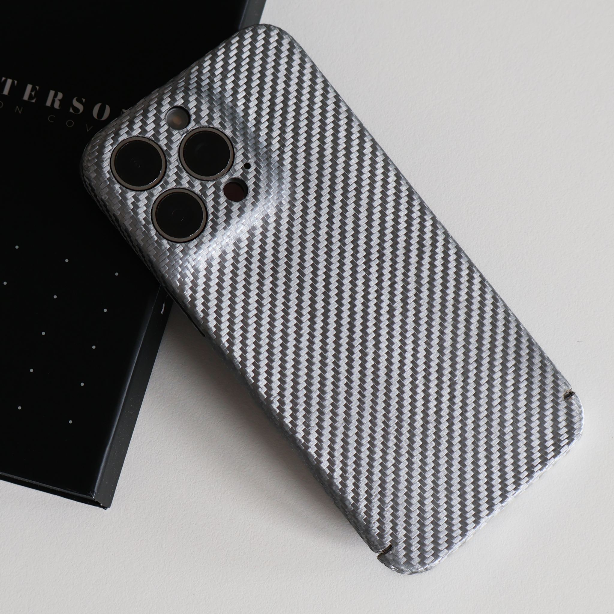 Carbon Cover iPhone 16 Pro